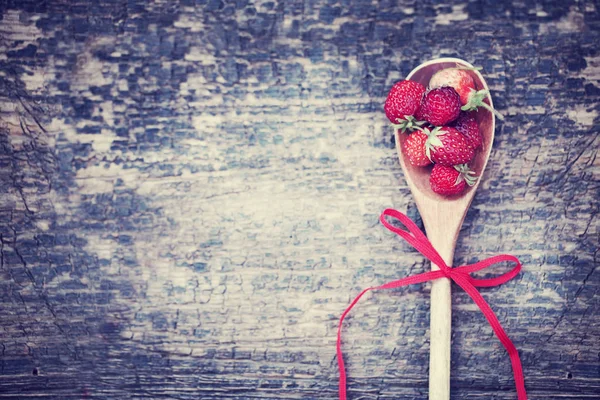 Rijpe Aardbeien Houten Lepel Met Rood Lint Armoedige Houten Oppervlak — Stockfoto