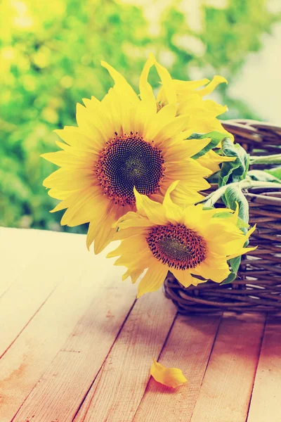 Nahaufnahme Von Sonnenblumen Korb Über Holztisch — Stockfoto