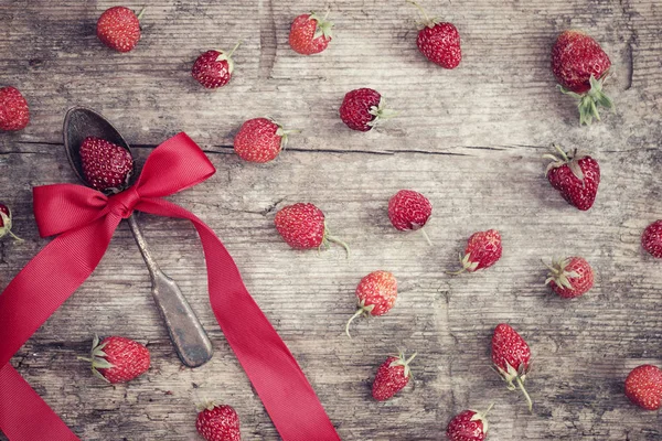 Fraises Mûres Dispersées Cuillère Attachée Avec Ruban Rouge Sur Surface — Photo