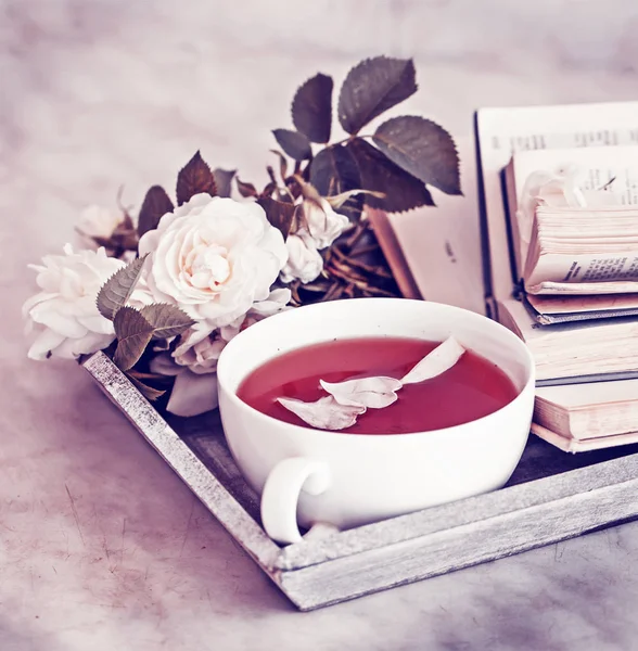 Close Beeld Van Verse Thee Beker Met Boeken Rose — Stockfoto