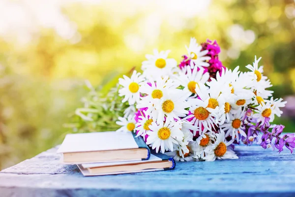 Strauß Rustikaler Blumen Auf Gartentisch Mit Alten Büchern — Stockfoto