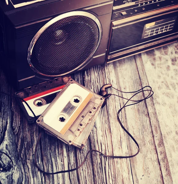 Hoofdtelefoon Met Cassettes Recorder Houten Achtergrond — Stockfoto