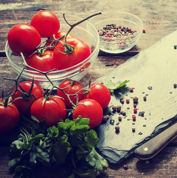 Branches Appétissantes Tomates Sur Table Bois — Photo