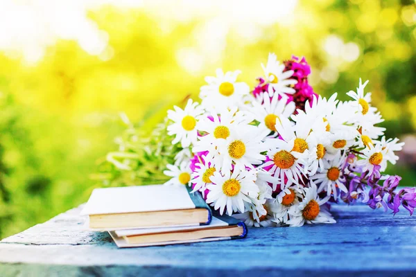 Ramo Flores Rústicas Mesa Jardín Con Libros Antiguos —  Fotos de Stock