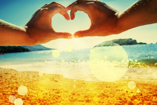 Cropped Image Female Hands Showing Heart Frame Beach — Stock Photo, Image