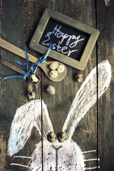 Decoraciones Festivas Pascua Con Conejo Dibujado Mesa Madera — Foto de Stock