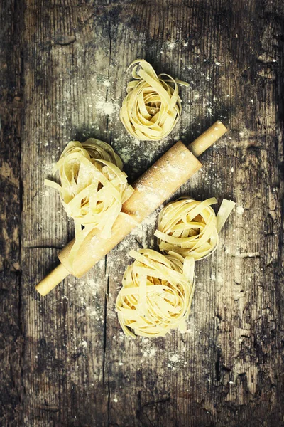 Nidos Fettuccine Con Rodillo Sobre Fondo Madera — Foto de Stock