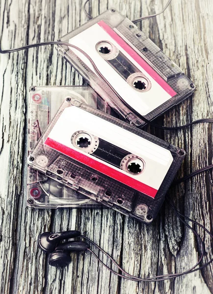 Kleurrijke Cassettes Met Koptelefoon Houten Achtergrond — Stockfoto