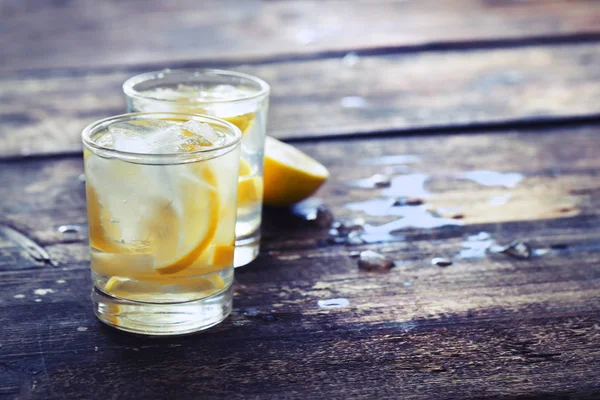 Twee Glazen Met Limonade Houten Tafel — Stockfoto