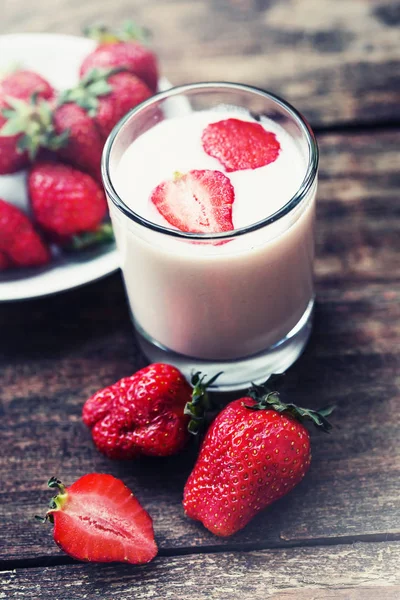 Heerlijke Aardbei Yoghurt Houten Achtergrond — Stockfoto