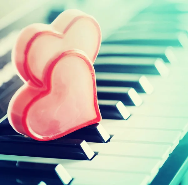 Arka Plan Bulanık Karşı Ahşap Yürekleri Piyano Klavye Yukarı Görünümünü — Stok fotoğraf