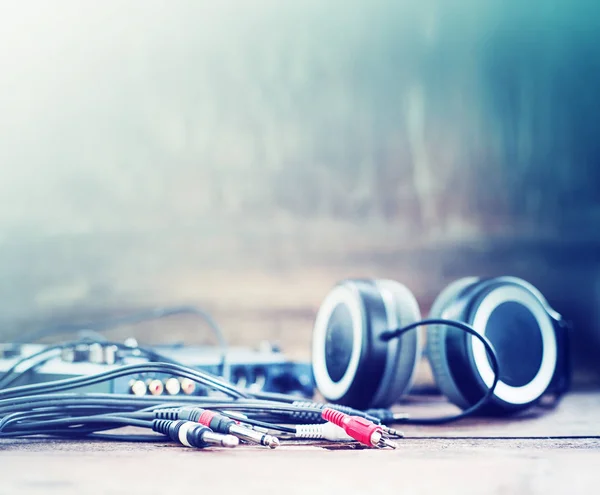 Auriculares Grandes Con Sintonizador Audio Sobre Fondo Madera —  Fotos de Stock