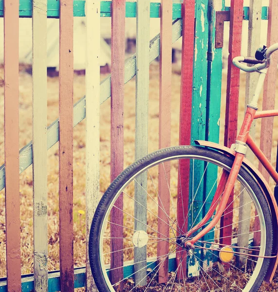 빈티지 자전거 화려한 울타리 — 스톡 사진