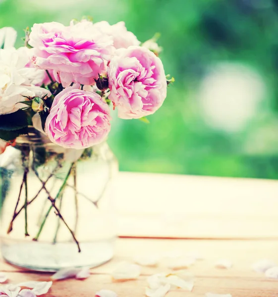 粉红色牡丹玫瑰在花瓶在木桌上 — 图库照片