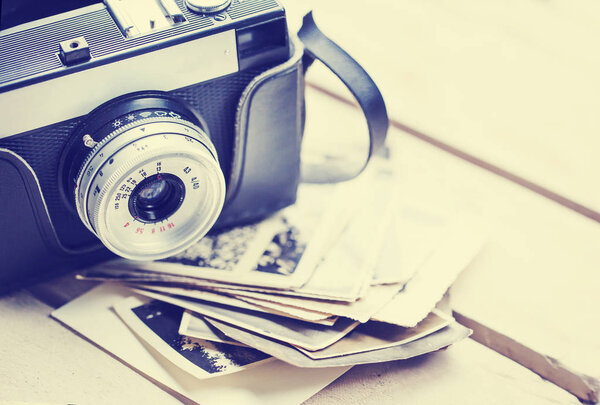 Вид крупным планом винтажной фотокамеры с фотографиями
