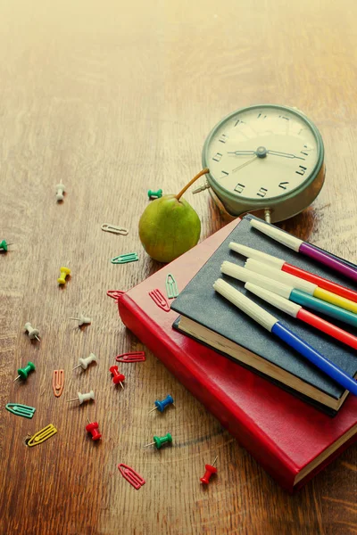 Närbild Bild Päron Och Olika Skolan Levererar Träbord — Stockfoto