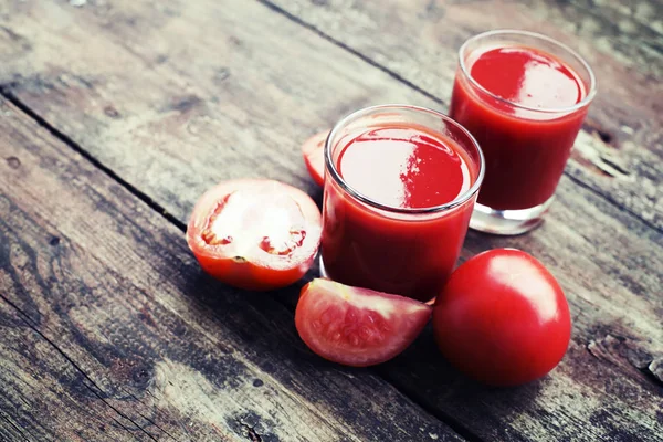 Jus Tomate Aux Tomates Sur Fond Bois — Photo