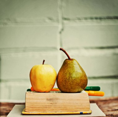 Bütün Konfit elma ve armut kitap ve işaretler tablo ile 