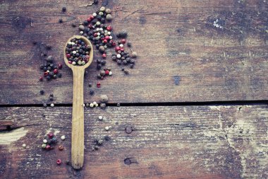 tahta kaşık ve lezzet tablo üzerinde yığını closeup görünümü 