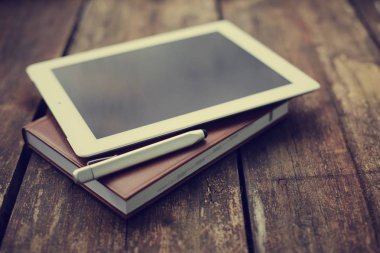 closeup görünümünü dijital tablet ve ahşap masanın üzerinde yatan pikap iğnesi