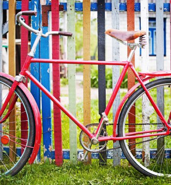 Vintage Bisiklet ayakta renkli çit tarafından