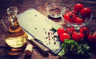 Ahşap masa üzerinde domates iştah açıcı dalları