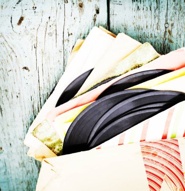 closeup vinil kayıtları ve kapakları ahşap masa üzerinde yığını üzerinde