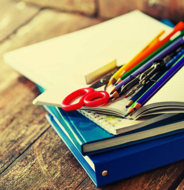 çeşitli çok renkli çizim öğeleri ve yıpranmış ahşap arka plan için makaslar