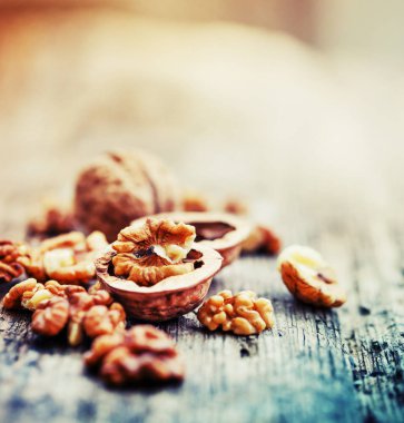 Ceviz ahşap arka plan üzerinde Close-up