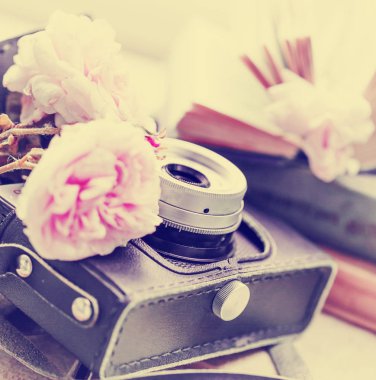 ahşap yüzey üzerinde çiçekli vintage fotoğraf makinesinin closeup görünümü