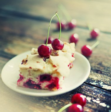 İştah açıcı kiraz pasta ahşap arka plan üzerinde