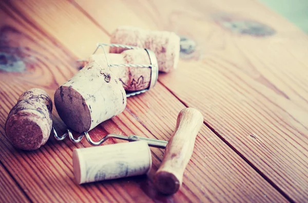 Korkenzieher Und Korken Vintage Farben Auf Verwittertem Holztisch — Stockfoto