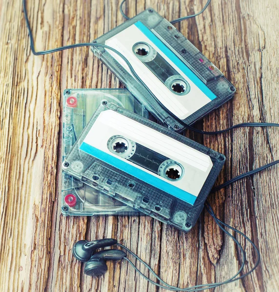 Kleurrijke Cassettes Met Koptelefoon Houten Achtergrond — Stockfoto