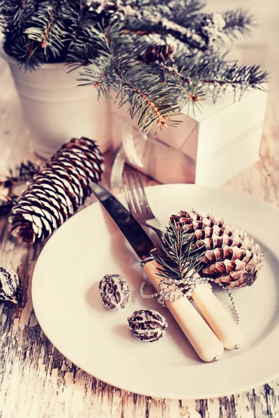 Vue Rapprochée Table Servie Pour Dîner Noël Décorée Cônes Pin — Photo