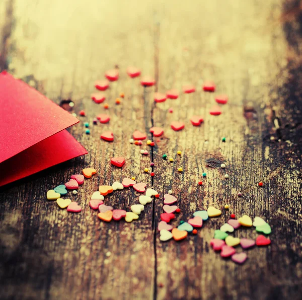 五颜六色的浪漫的心与红色模板在木背景 — 图库照片