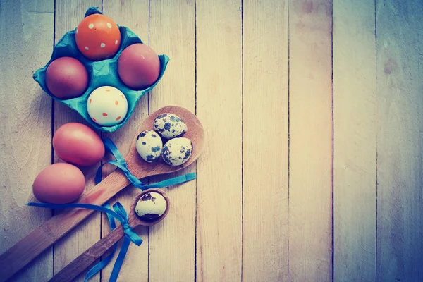 Vista Elevada Huevos Pascua Cucharas Sobre Fondo Madera —  Fotos de Stock