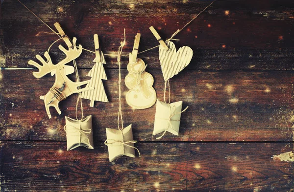 Nahaufnahme Von Weihnachtsdekorationen Vintage Stil Hängen Seil Über Holzhintergrund — Stockfoto