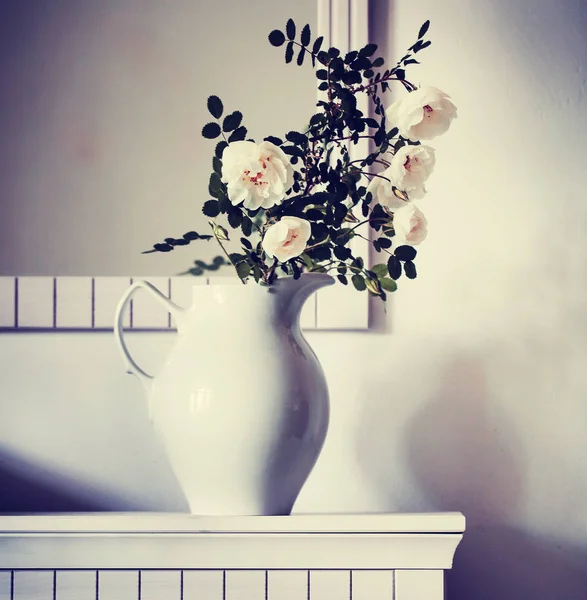 Rosen Weißer Vase Auf Weißem Oberteil Vintage Farben — Stockfoto