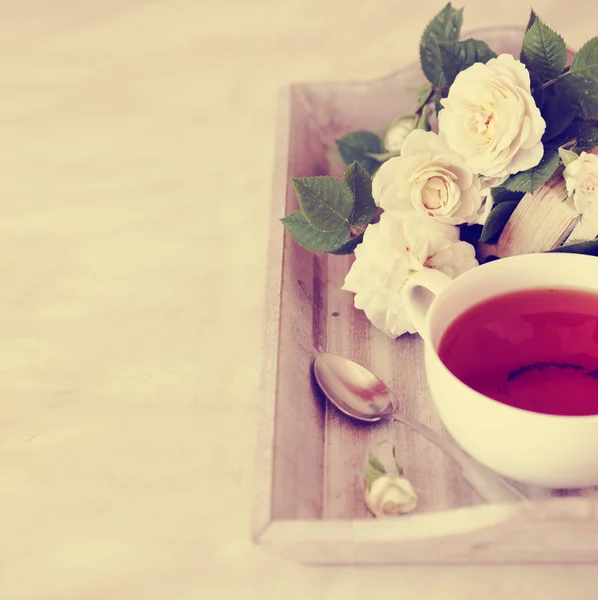 Taza Con Flores Blancas Cuchara Sobre Tabla Madera Colores Vintage —  Fotos de Stock