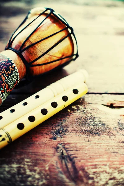 Wyświetlić Zbliżenie Bębna Perkusji Flety Drewniane Tle — Zdjęcie stockowe