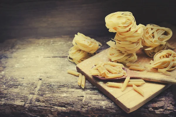 Fettucinreir Med Makaroni Trebakgrunn – stockfoto