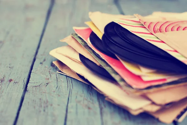 Vue Rapprochée Tas Disques Vinyle Sur Une Table Bois — Photo