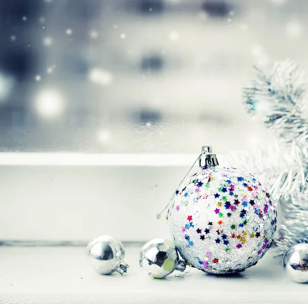 Nahaufnahme Von Bunten Weihnachtsdekorationen Vintage Stil Auf Der Fensterbank — Stockfoto