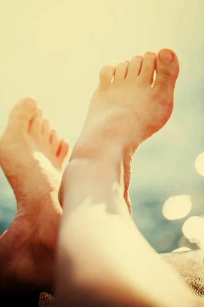 ビーチでリラックス女の子の女性の足のクローズ アップ — ストック写真