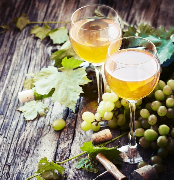 Glazen Voor Wijn Druivenmost Kurken Houten Tafel — Stockfoto