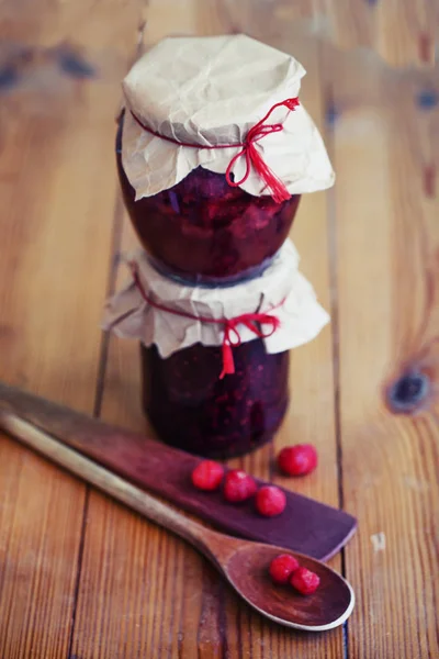 Nahaufnahme Von Himbeermarmelade Dosen Auf Holztisch — Stockfoto