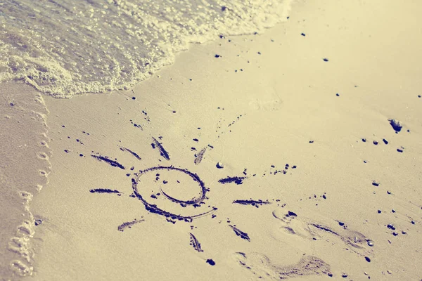 Text Sand Stranden Nära Blå Vatten — Stockfoto