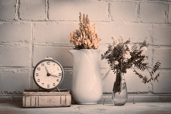 Relógio Alarme Retrô Vasos Plantas Vintage Fundo Madeira — Fotografia de Stock