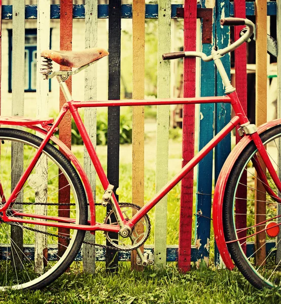 Vintage Bicycle Standing Colorful Fence — Stock Photo, Image