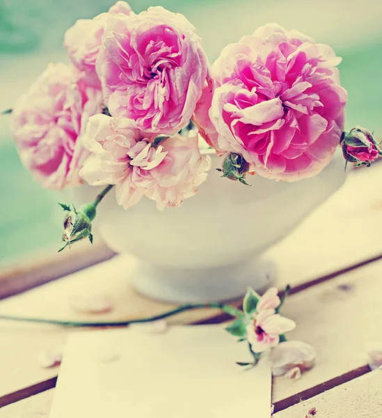 Рожеві Піоноподібні Троянди Білій Мисці — стокове фото